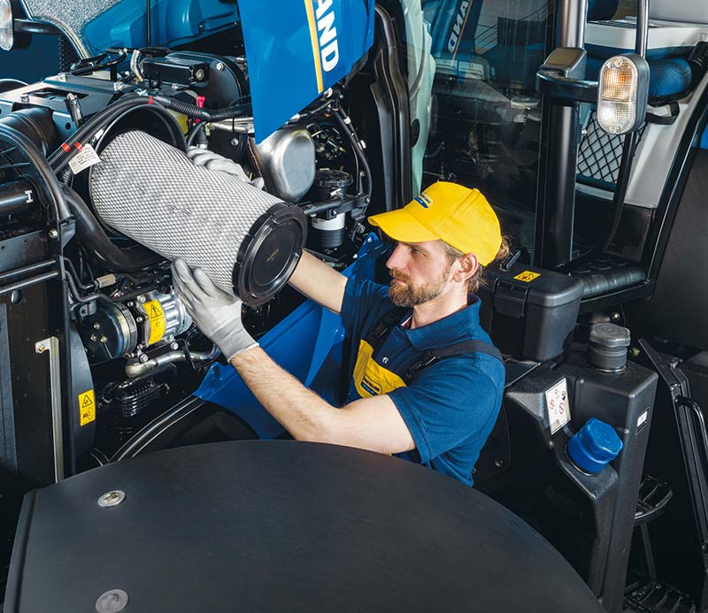 Land- und Baumaschinenmechatroniker-Meister arbeitet an einem Traktor für Leinweber Landtechnik in Hessen